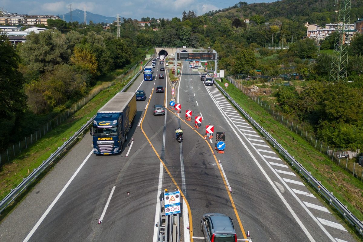 Cantiere autostradale con segnaletica e barriere di sicurezza