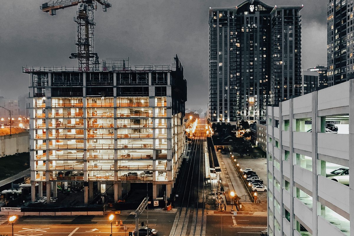 Cantiere edile per la costruzione di un edificio industriale